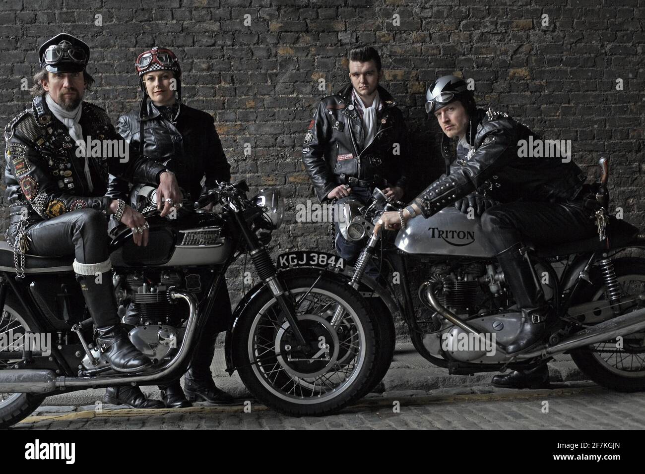 Gruppo di bilancieri in posa con i classici britannici Triumph,Triton  motocicli . Rockers sulle motociclette classiche di corsa del caffè a  Londra, Regno Unito Foto stock - Alamy