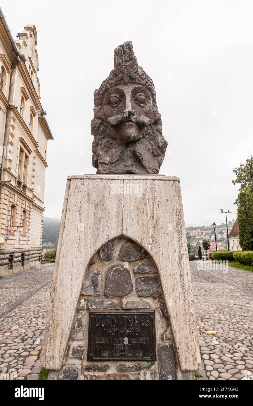 Statua di Vlad Ţepeş, conosciuta anche come Vlad l'Impalatore o Vlad Dracula, a Sighişoara in Transilvania, Romania Foto Stock