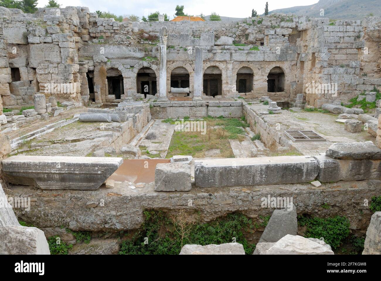 Rovine dell'antica Corinto, fontana di Pirene, Grecia, Europa Foto Stock