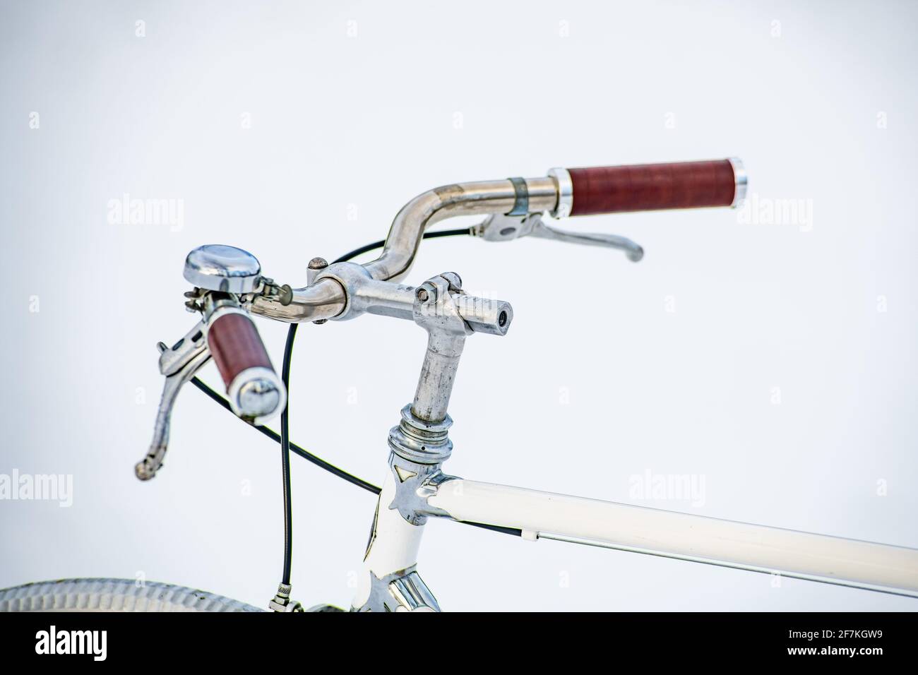 enns, austria, 08 aprile 2021, maniglia con stelo regolabile ambrosio su una bici da strada italiana d'epoca cinelli riviera nella neve Foto Stock