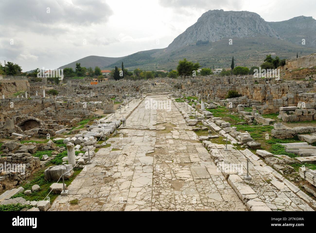 Rovine dell'antica Corinto, via Lecaion, Grecia, Europa Foto Stock