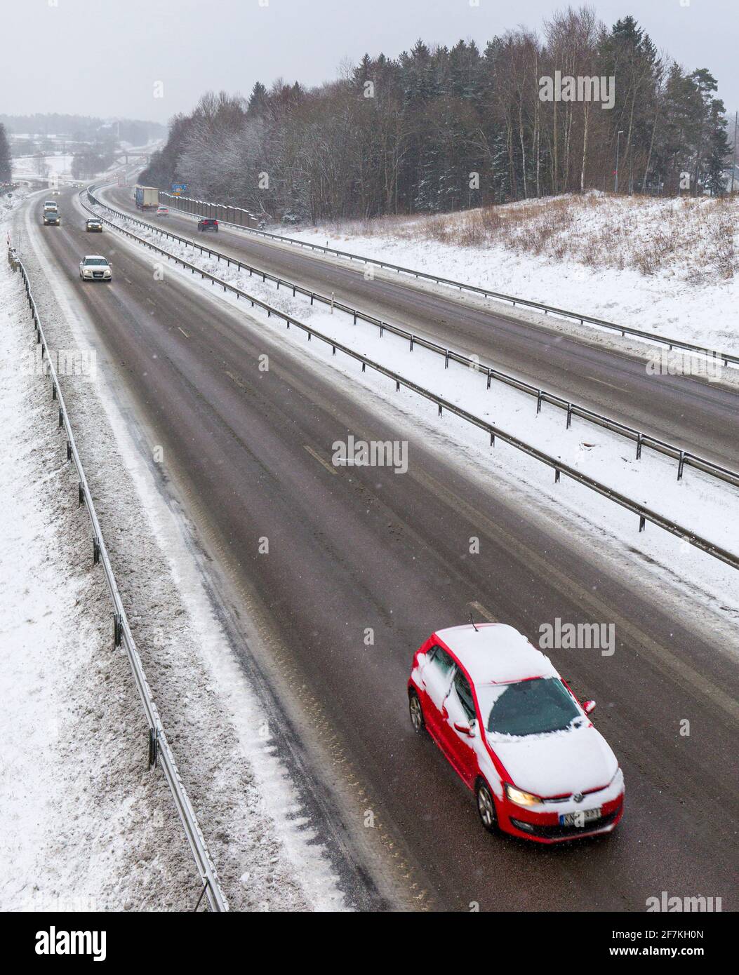 Floda, Svezia. 11 marzo 2021. SWE Weather: Storm Evert provoca condizioni di fondo stradale sdrucciolevole e pericolose con quantità significative Foto Stock