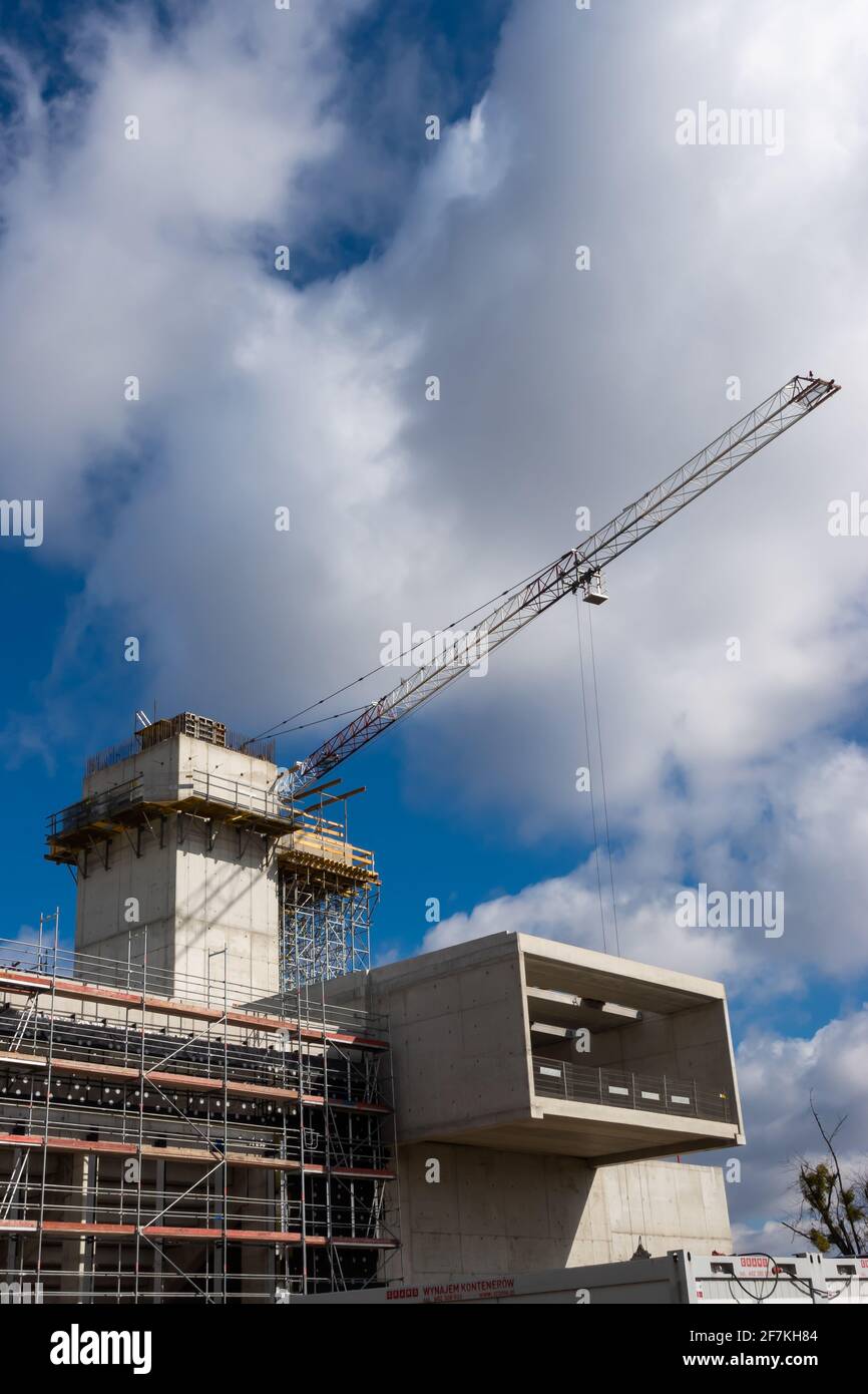 Gru di costruzione sul cantiere di una struttura pubblica. Grodzisk Mazowiecki, Polonia. Foto scattata in una giornata di sole. Foto Stock