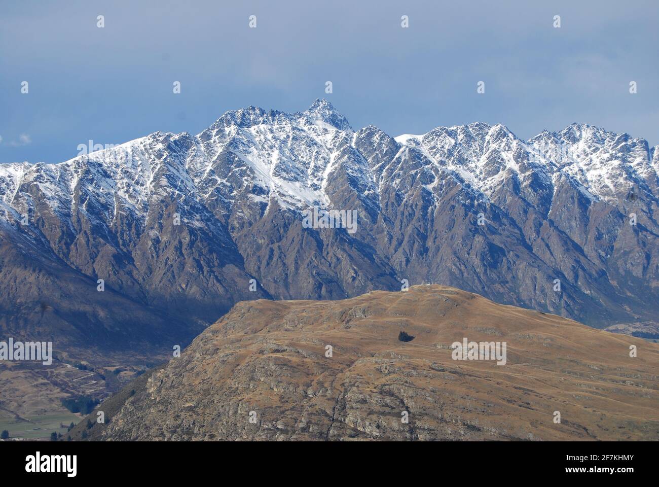 Catena montuosa innevata vicino a Queenstown, Nuova Zelanda Foto Stock