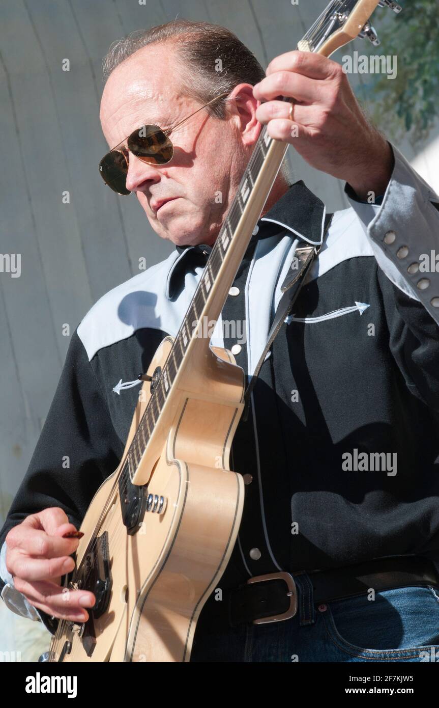 Mike Hammond dei Dodge Brothers che si esibiscono al festival Larmer Tree, Regno Unito, 16 luglio 2011. Foto Stock