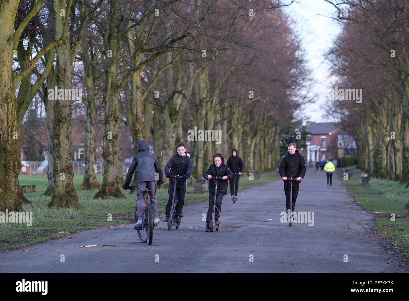 Giovani in moto elettronico a Haslam Park, Preston. Foto Stock