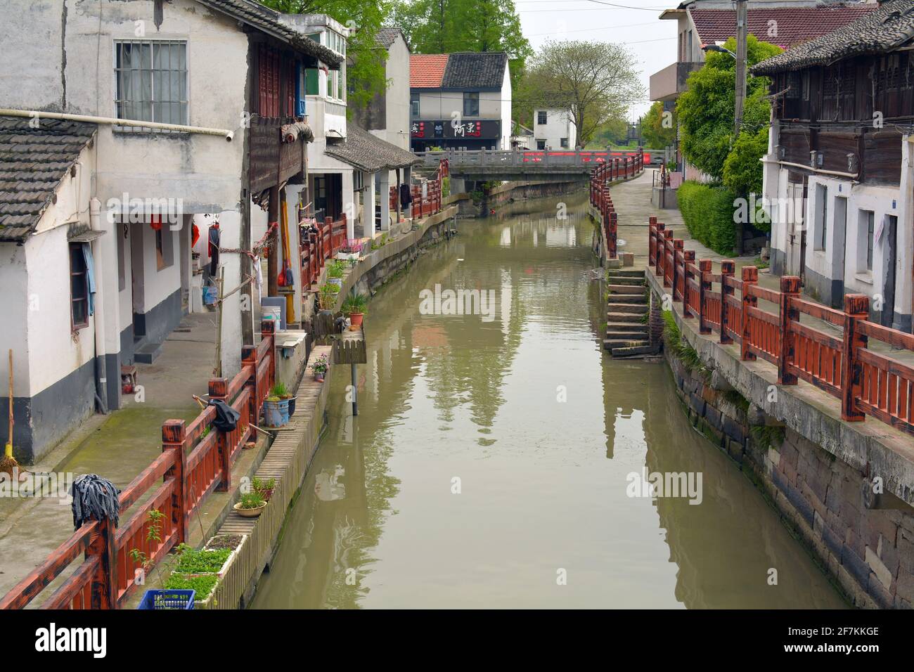 Edifici intorno alle vie d'acqua di Xincheng, una città d'acqua quasi intatta a Zhejiang, Cina. Non è un'area turistica come la maggior parte dei villaggi simili. Foto Stock