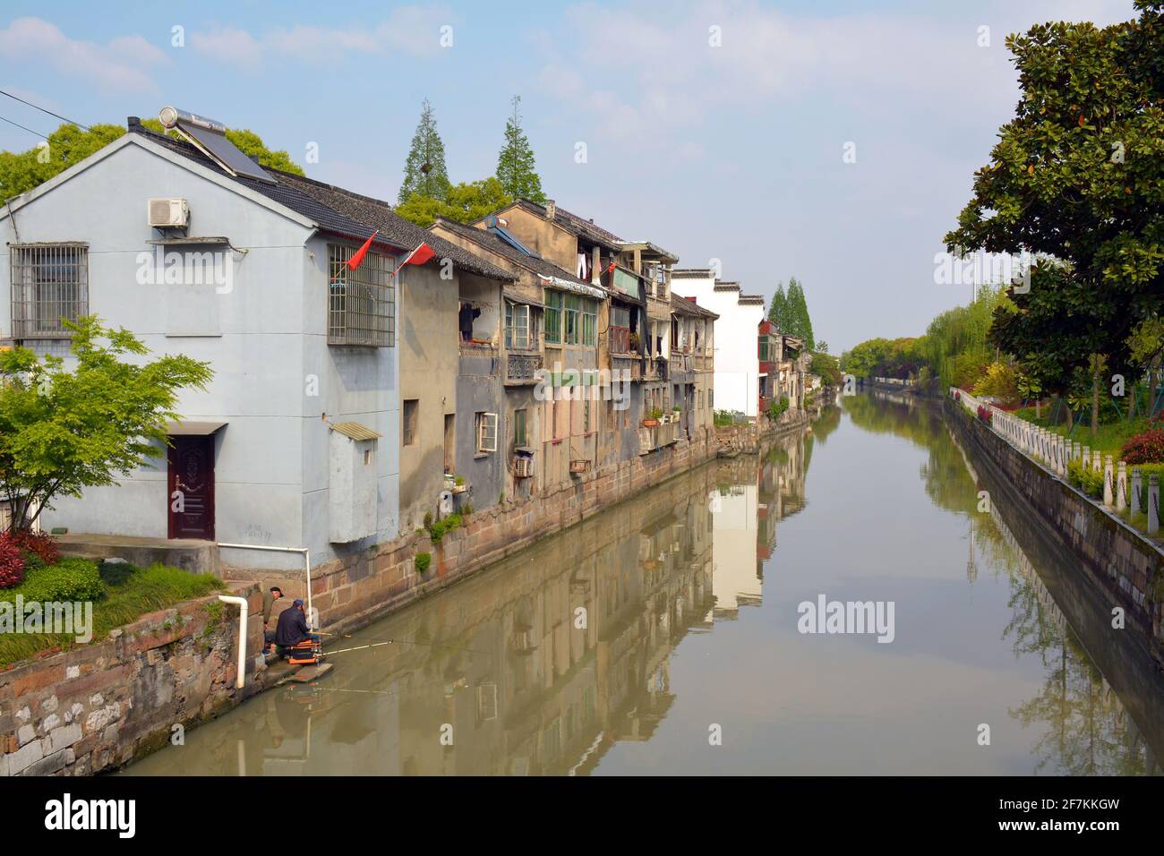 Edifici intorno alle vie d'acqua di Xincheng, una città d'acqua quasi intatta a Zhejiang, Cina. Non è un'area turistica come la maggior parte dei villaggi simili. Foto Stock