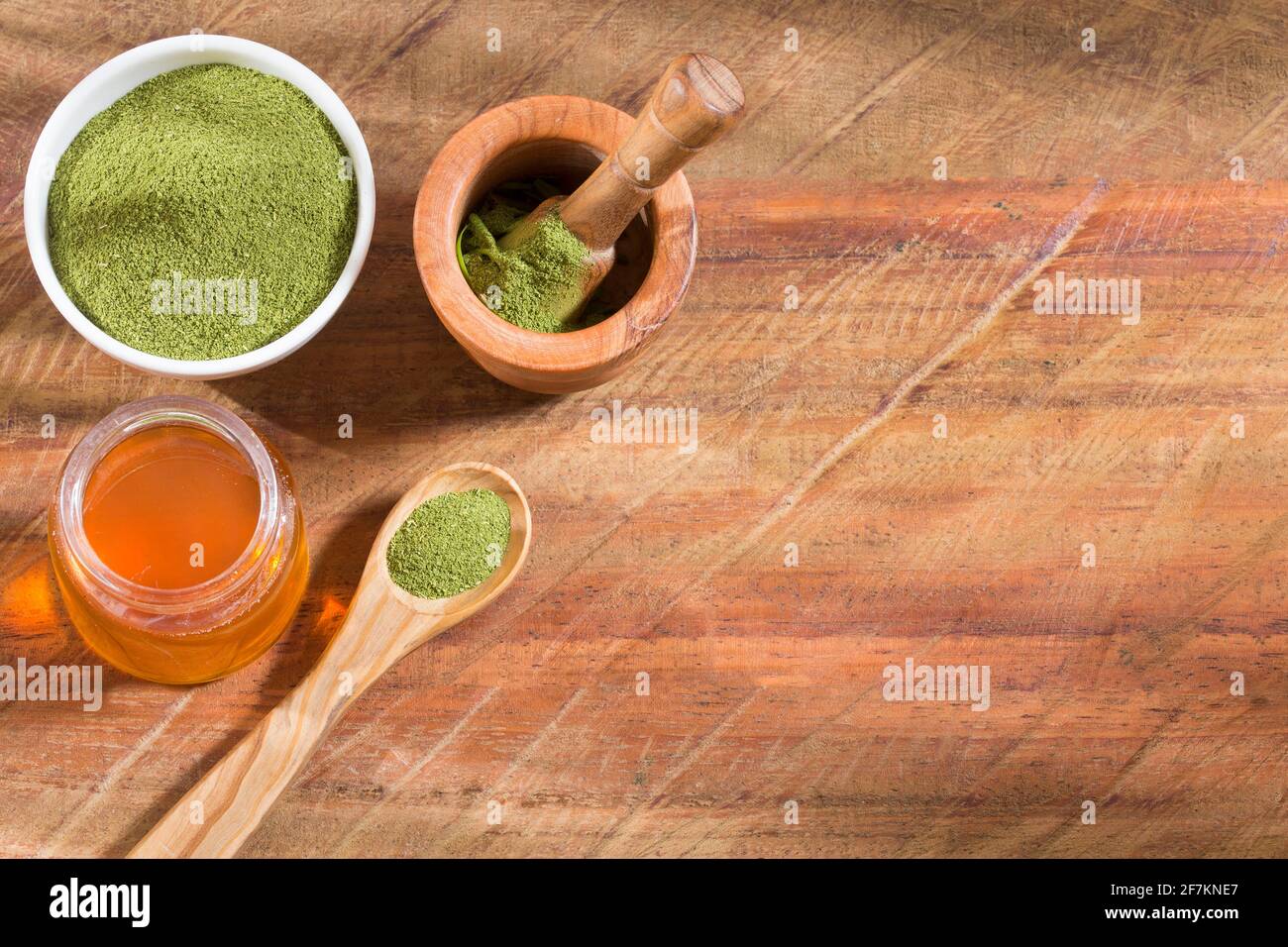 Olio e polvere di moringa organica - Moringa oleifera Foto Stock