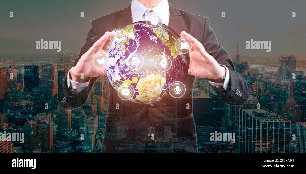 Uomo d'affari che tiene il globo virtuale della terra con le icone di affari. Contesto aziendale astratto e tecnologico globale. Foto Stock