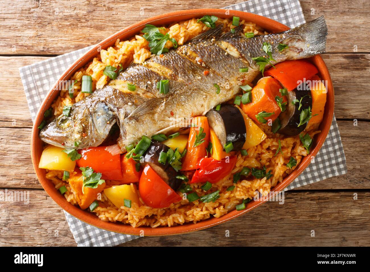 Senegalese Thieboudienne è una preparazione di pesce fresco, e riso, cotto con verdure come manioca, zucca, cavolo, carota, melanzane vicino Foto Stock