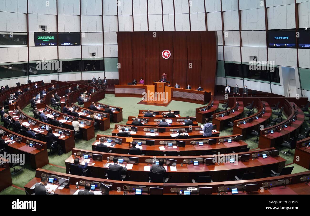 Hong Kong, Cina. 8 Apr 2021. Amministratore delegato della Regione amministrativa speciale di Hong Kong (HKSAR) Carrie Lam partecipa alla sessione di domande e risposte del Consiglio legislativo (Lgs) di Hong Kong, Cina meridionale, 8 aprile 2021. Lam Giovedi ha detto che, con riserva di approvazione del Consiglio esecutivo, il disegno di legge di emendamento per migliorare il sistema elettorale della HKSAR sarà presentato alla LegCo Mercoledì prossimo. PER ANDARE CON: 'HKSAR capo esecutivo per presentare legge elettorale locale legge di emendamento a LegCo la prossima settimana' credito: Lui Siu Wai / Xinhua / Alamy Live News Foto Stock