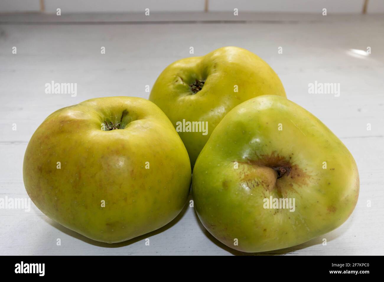 Tre grandi mele da cucina su una panca da cucina Foto Stock