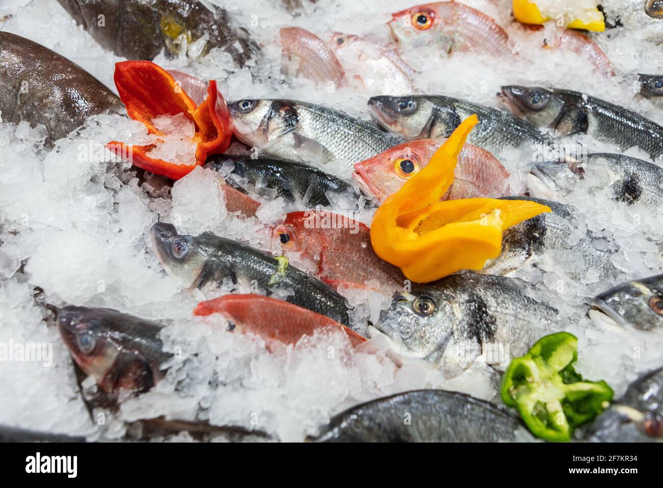 supermarket fishmonger con pesce fresco. Foto Stock