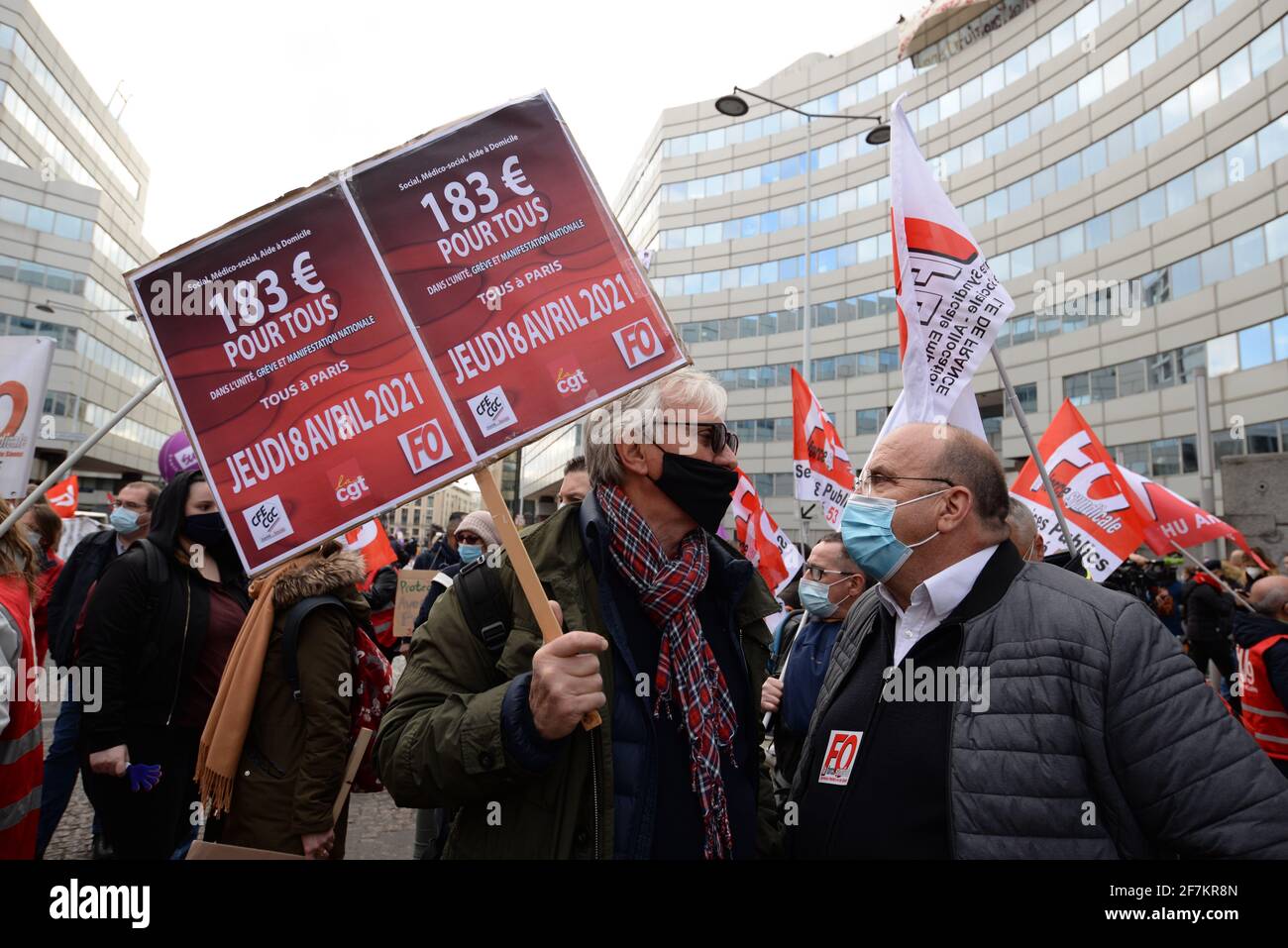 Dimostrazione nazionale a Parigi per richiedere 183 € per tutti i dipendenti esclusi dal sistema sanitario. Circa 1000 persone in boulevard Pasteur Foto Stock