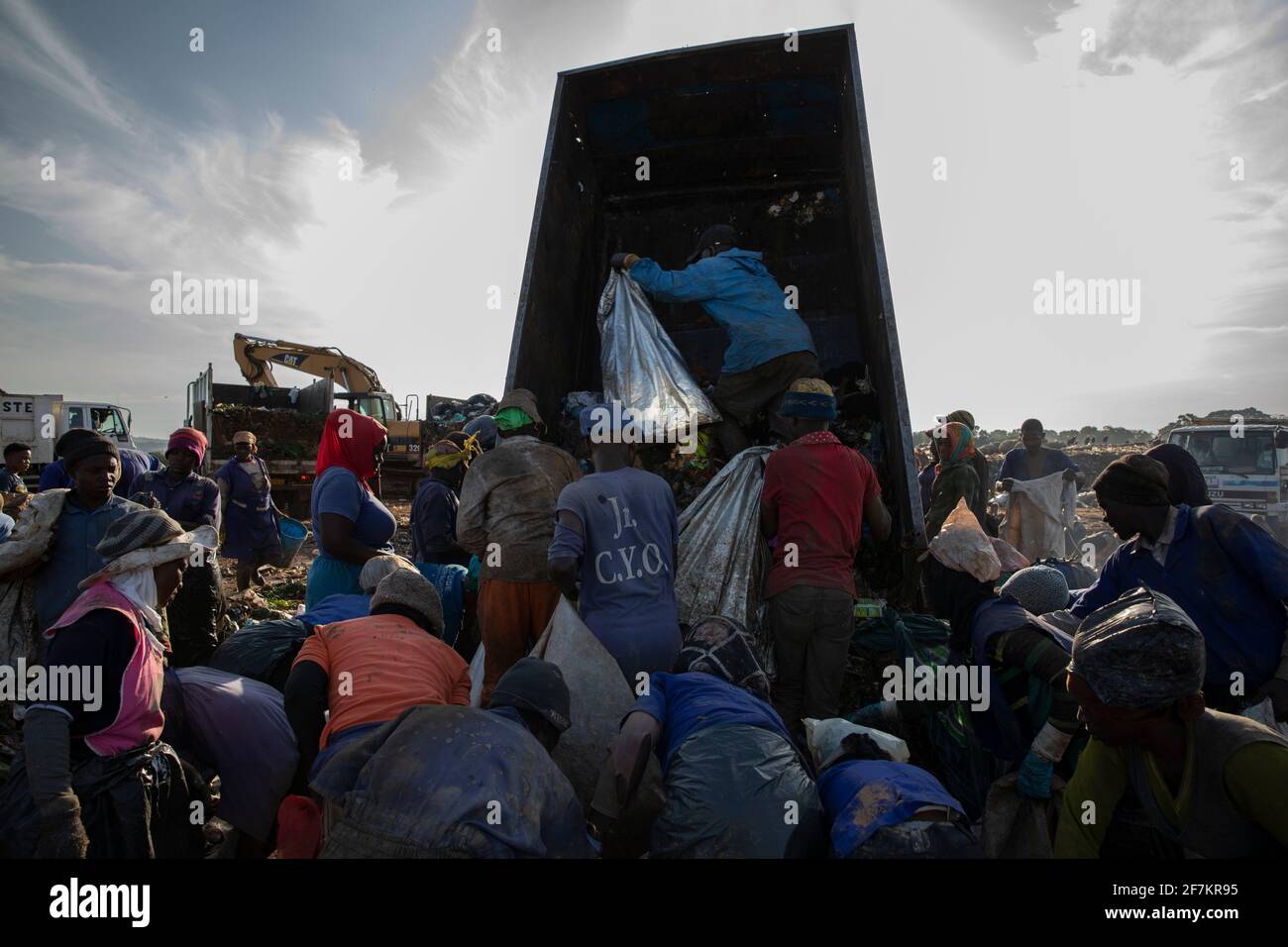 KAMPALA, UGANDA: Circa 800 lavoratori lavorano in discarica. IMMAGINI che mostrano i lavoratori ugandesi esausti vagliando attraverso tonnellate di rub montuoso in dumping Foto Stock