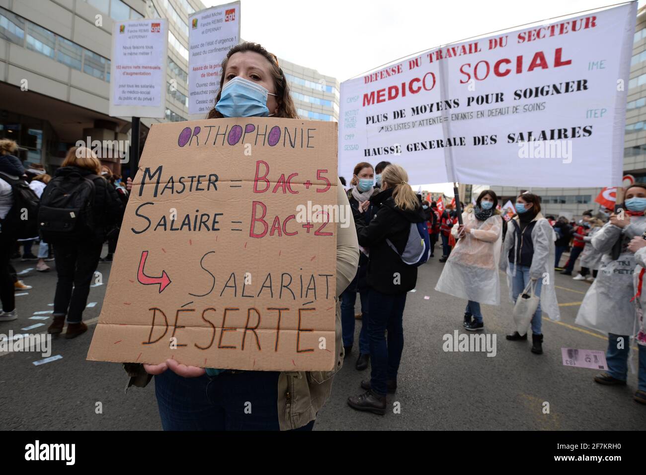 Dimostrazione nazionale a Parigi per richiedere 183 € per tutti i dipendenti esclusi dal sistema sanitario. Circa 1000 persone in boulevard Pasteur Foto Stock