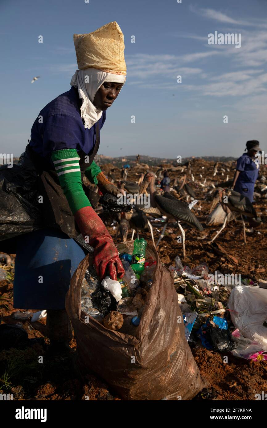KAMPALA, UGANDA: I lavoratori hanno solo guanti semplici per proteggere le mani. IMMAGINI che mostrano lavoratori ugandesi esausti che vagliano tonnellate di montagna Foto Stock