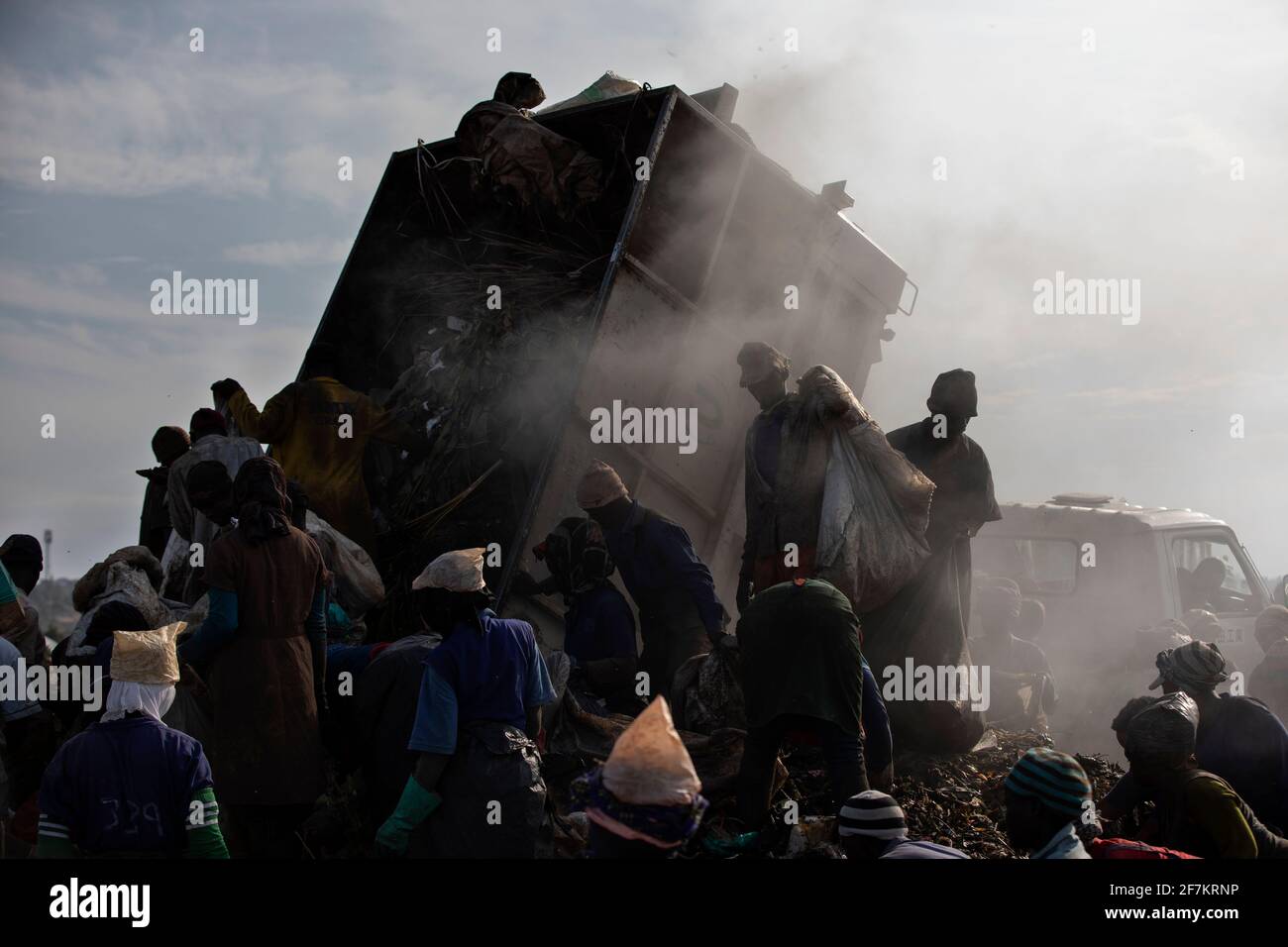 KAMPALA, UGANDA: I rifiuti sono stati scaricati sul sito. IMMAGINI che mostrano lavoratori ugandesi esausti che vagliano tonnellate di rifiuti in mare Foto Stock
