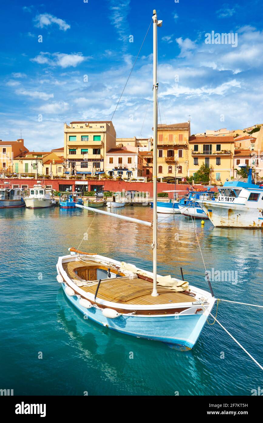 La Maddalena, vista sulla città e sul porto, La Maddalena Isola, Arcipelago de La Maddalena in Sardegna, Italia Foto Stock