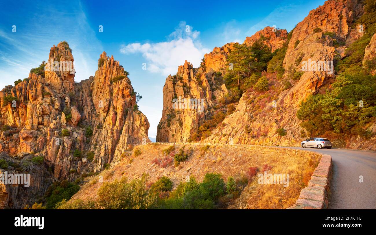 La strada D81 attraverso le Calanches de piana, formazioni rocciose rosse vulcaniche, Golfe de Porto, UNESCO, Costa Ovest, Isola Corsica, Francia Foto Stock