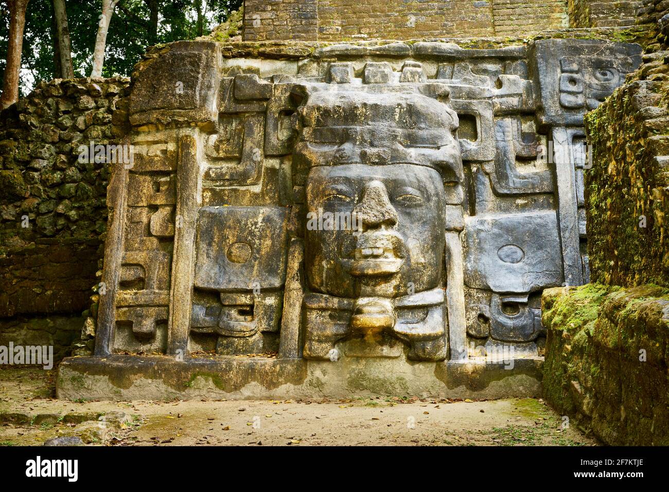 Tempio di maschera, le antiche rovine Maya, Lamanai, Belize Foto Stock