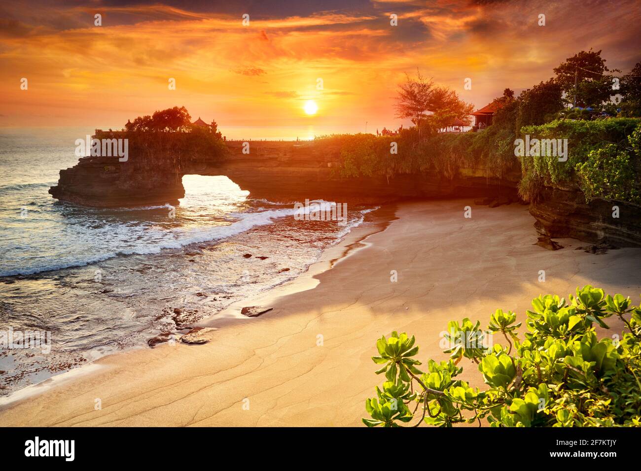 Rock Gate vicino al Tempio Tanah Lot, tramonto, Bali, Indonesia Foto Stock