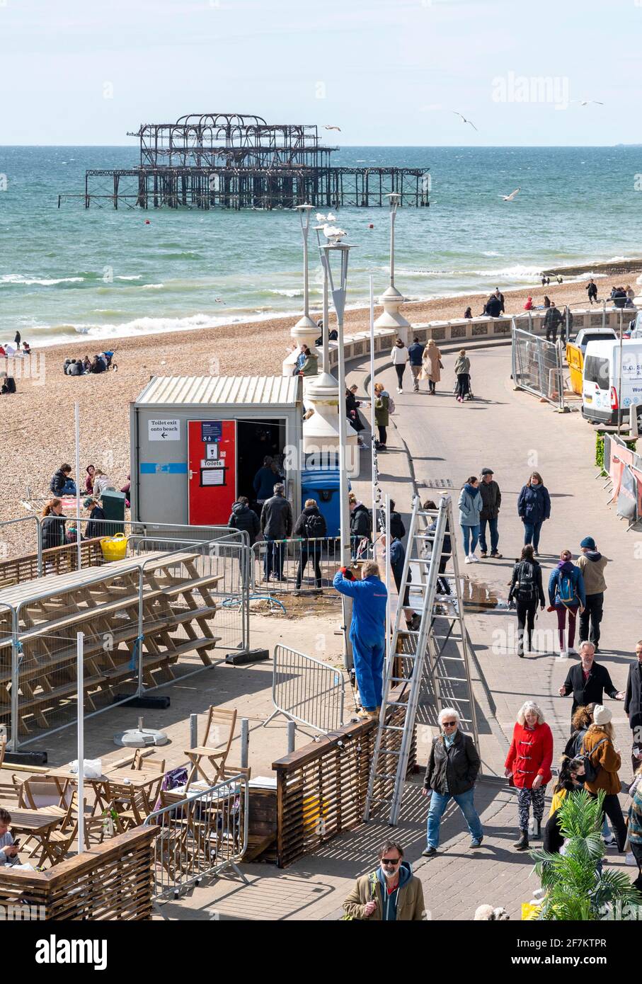 Brighton UK 8 aprile 2021 - le luci salgono su un bar fronte mare di Brighton mentre si preparano a riaprire il Lunedi come restrizioni di blocco sono ulteriormente attenuati in Inghilterra con bar e ristoranti che sono autorizzati a servire in ambienti esterni: Credit Simon Dack / Alamy Live News Foto Stock