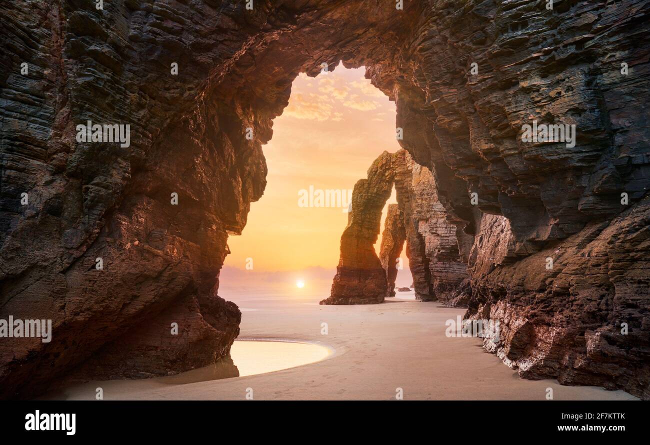 Cathedrals Beach all'alba, Praia as Catedrais, Ribadeo, Spagna Foto Stock