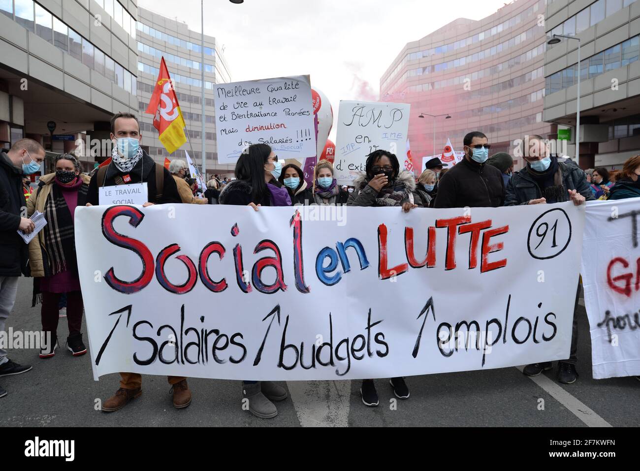 Dimostrazione nazionale a Parigi per richiedere 183 € per tutti i dipendenti esclusi dal sistema sanitario. Circa 1000 persone in boulevard Pasteur Foto Stock