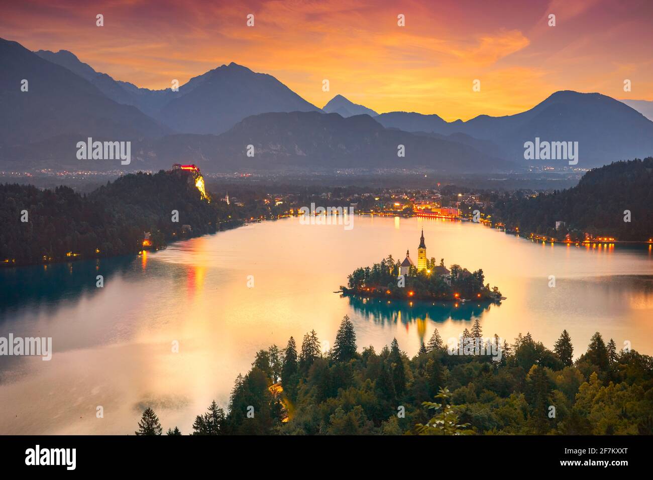 Il lago di Bled prima dell'alba, Slovenia Foto Stock