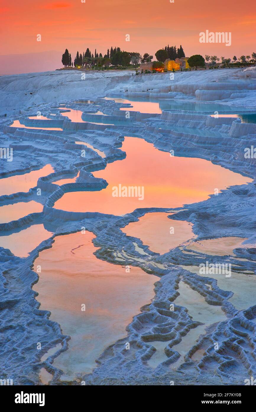 Pamukkale terrazze di calcare al tramonto, Pamukkale, Turchia Foto Stock