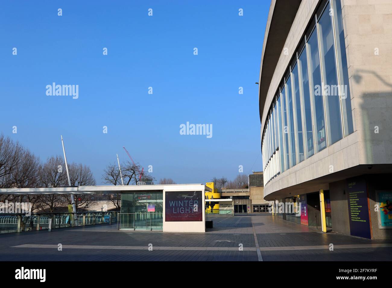 The Terrace Outside the Royal Festival Hall, Southbank, Londra, in un pomeriggio soleggiato e blu durante il Covid-19 Lockdown, marzo 2021 Foto Stock