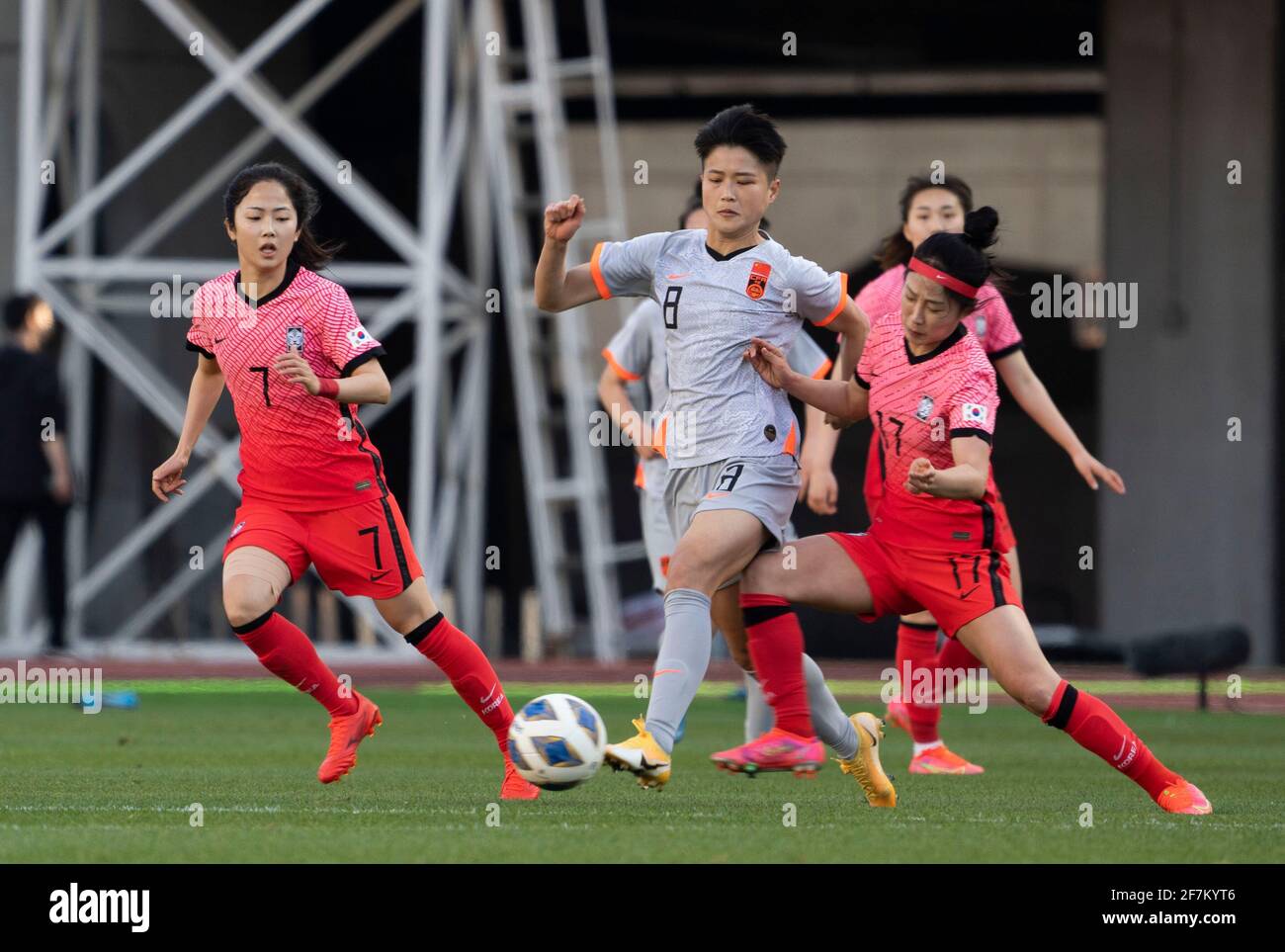 (210408) -- GOYANG, 8 aprile 2021 (Xinhua) -- ma Jun (C, front) della Cina vies con Lee Young-Ju (R, front) della Corea del Sud durante la prima tappa dei playoff olimpici di qualificazione calcistica femminile di Tokyo tra Cina e Corea del Sud allo stadio Goyang di Goyang, Corea del Sud, 8 aprile 2021. (Foto di Seo Yu-seok/Xinhua) Foto Stock