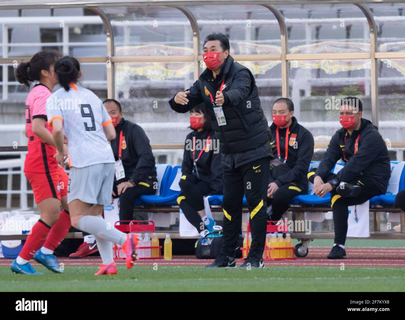 (210408) -- GOYANG, 8 aprile 2021 (Xinhua) -- Jia Xiuquan (R, front), capo allenatore della nazionale femminile di calcio cinese, istruisce i giocatori durante la prima tappa dei playoff olimpici femminili di Tokyo tra Cina e Corea del Sud allo stadio Goyang di Goyang, Corea del Sud, 8 aprile 2021. (Foto di Seo Yu-seok/Xinhua) Foto Stock