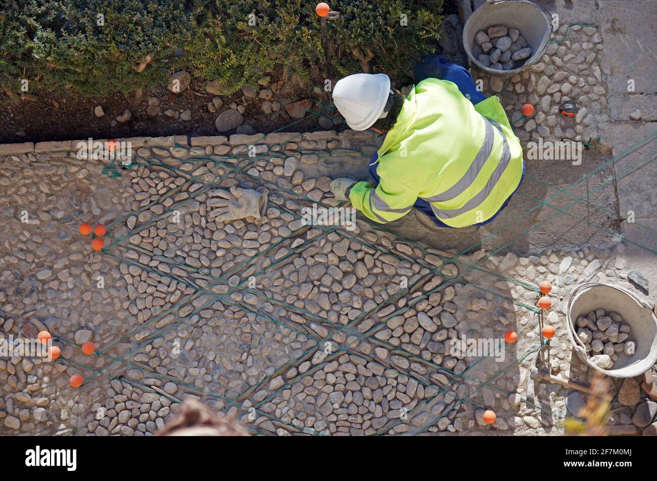 L'Alhambra di Granada: Lavori di restauro del marciapiede nei pressi del Palazzo del Generalife Foto Stock