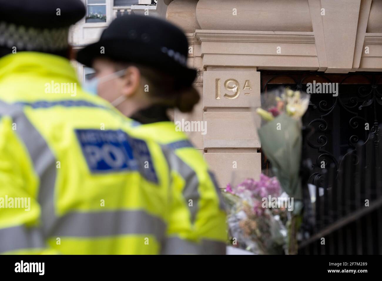 Ufficiali di polizia britannici sorvegliano l'ambasciata del Myanmar a Londra, dopo che il suo ambasciatore a Londra, Kyaw Zwar Minn, ha passato la notte nella sua automobile dopo che l'addetto militare del suo paese gli ha negato l'ingresso nei locali, l'8 aprile 2021, a Londra, Inghilterra. Il governo democraticamente eletto in Myanmar è stato rovesciato a febbraio da un colpo di stato guidato dai militari. Foto Stock