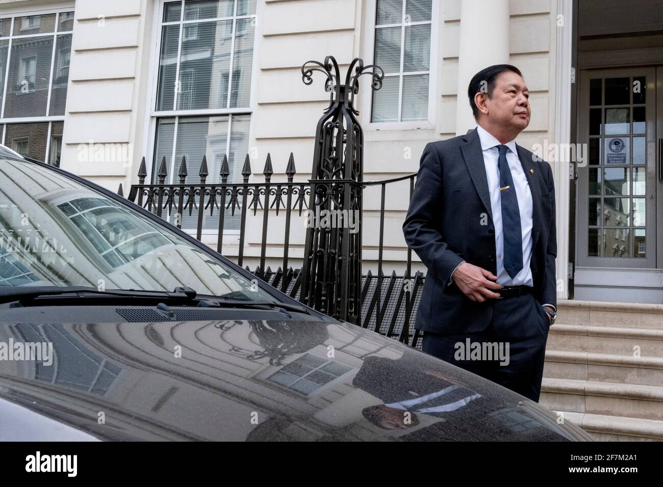 L'ex ambasciatore del Myanmar a Londra, Kyaw Zwar Minn, che ha trascorso la notte in macchina dopo che l'addetto militare del suo paese gli ha negato l'ingresso nella sua ambasciata, ritorna senza accesso, l'8 aprile 2021, a Londra, Inghilterra. Il governo democraticamente eletto in Myanmar è stato rovesciato a febbraio da un colpo di stato guidato dai militari. Foto Stock