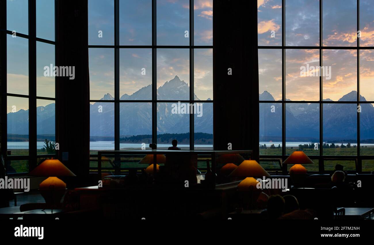 Vista al tramonto del Parco Nazionale del Grand Teton dalla sala da pranzo di un Lodge. Wyoming. Stati Uniti. Foto Stock