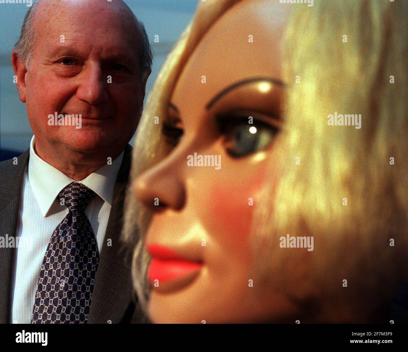 GERRY ANDERSON GENNAIO 2000 ALLA FIERA TOY DI OLYMPIA CON LADY PENELOPE Foto Stock