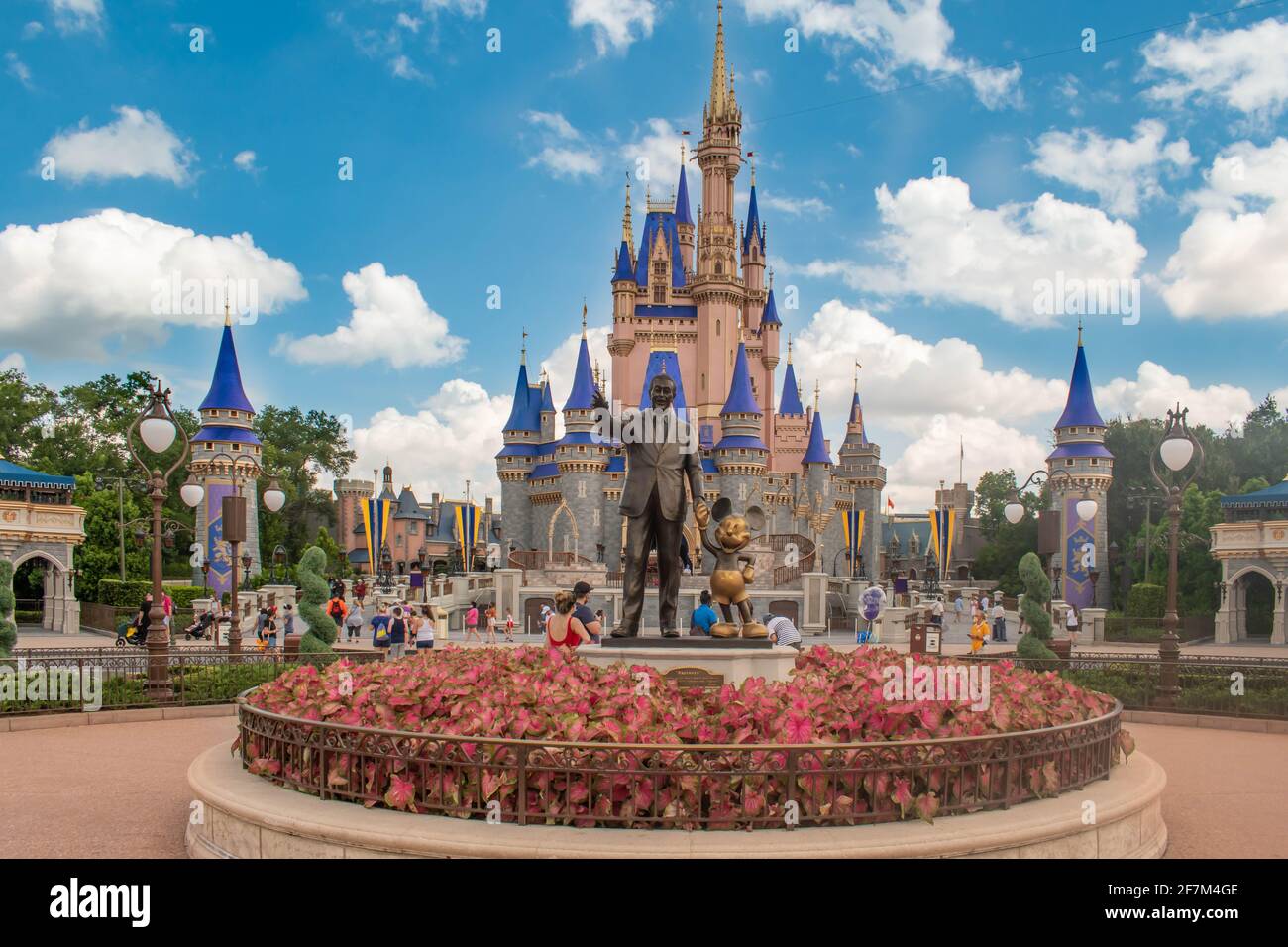 Orlando, Florida. 04 agosto 2020. Statua dei soci (Topolino e Walt Disney) nel Regno Magico (369) Foto Stock
