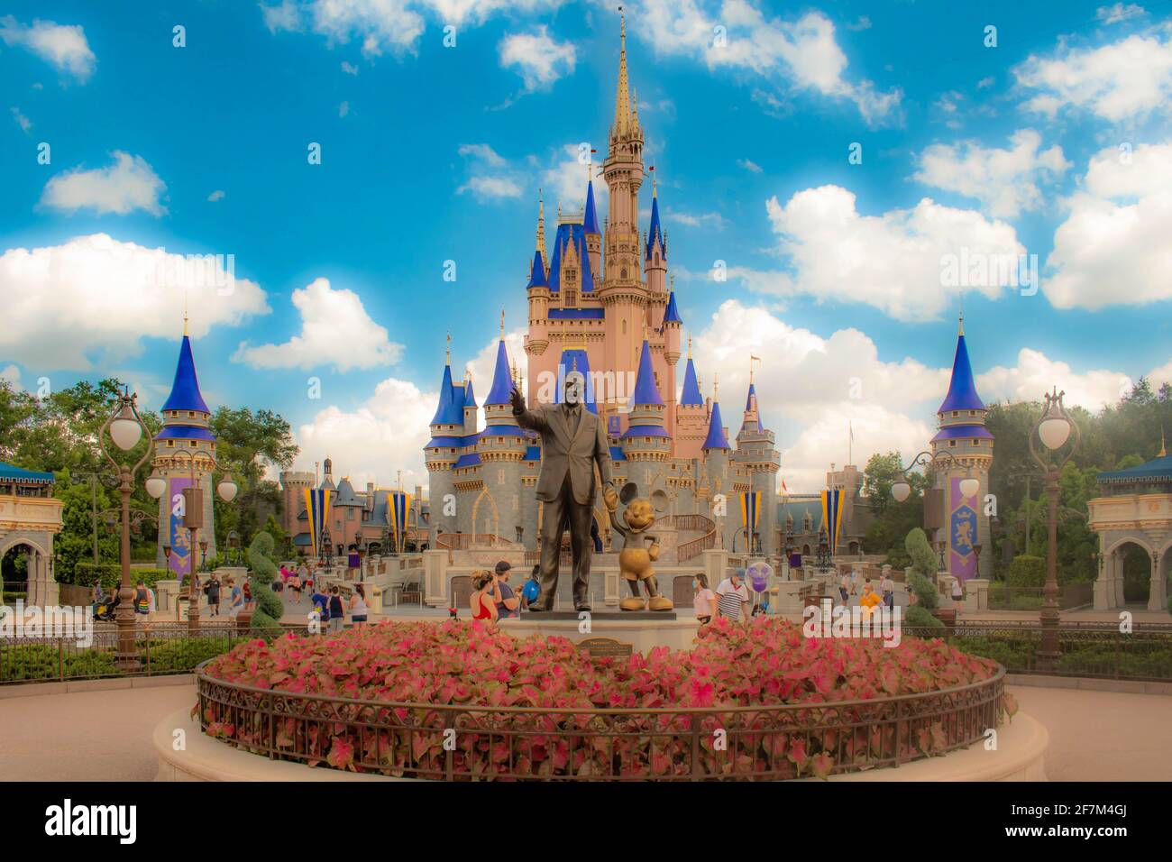 Orlando, Florida. 04 agosto 2020. Statua dei soci (Topolino e Walt Disney) nel Regno Magico (370) Foto Stock