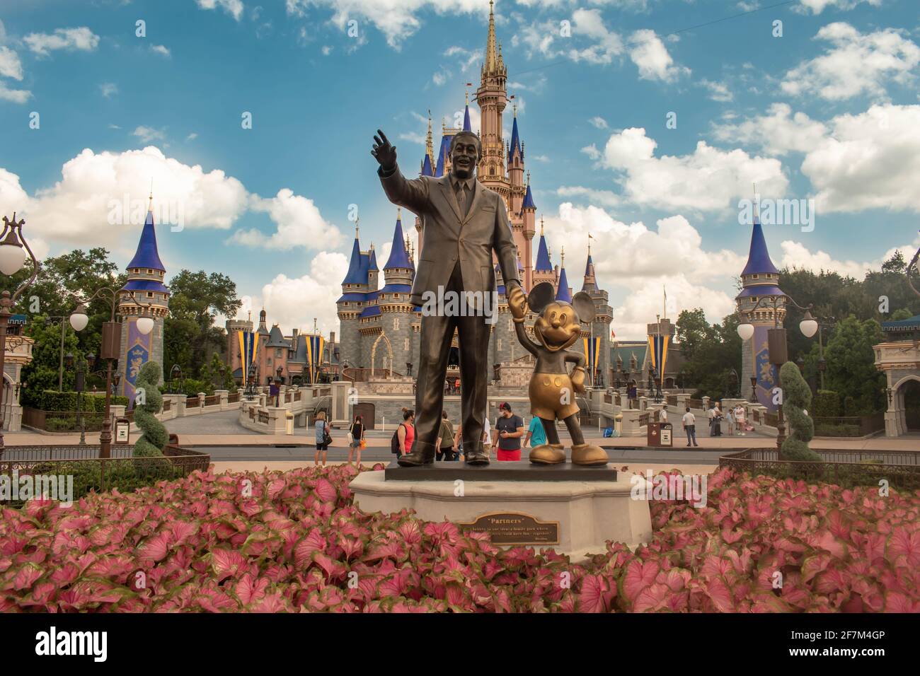 Orlando, Florida. 04 agosto 2020. Statua dei soci (Topolino e Walt Disney) nel Regno Magico (371) Foto Stock