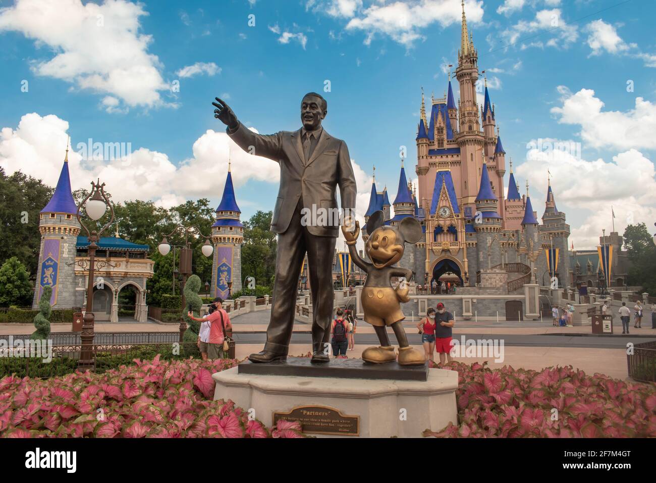 Orlando, Florida. 04 agosto 2020. Statua dei soci (Topolino e Walt Disney) nel Regno Magico (372) Foto Stock