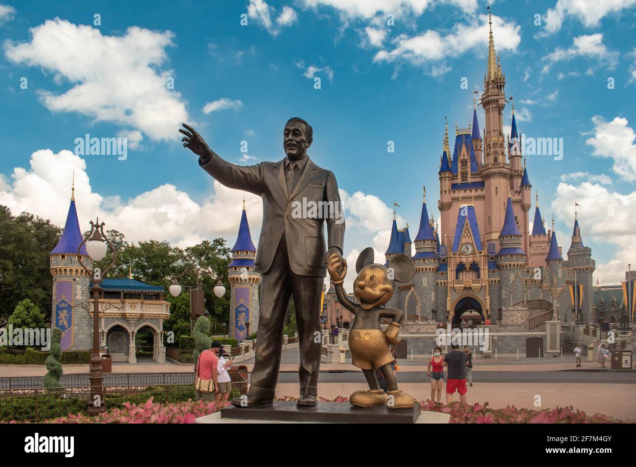 Orlando, Florida. 04 agosto 2020. Statua dei soci (Topolino e Walt Disney) nel Regno Magico (373) Foto Stock