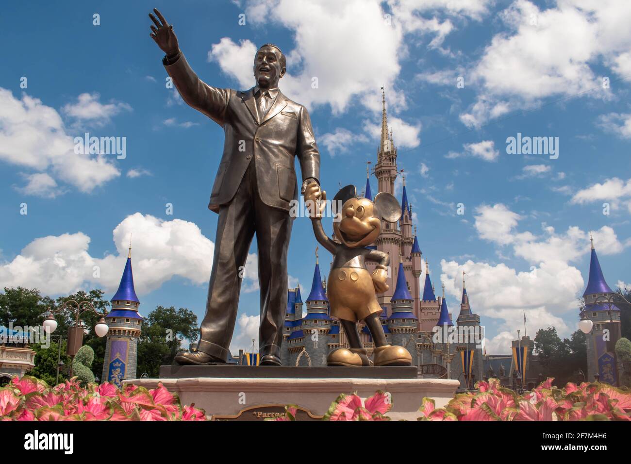 Orlando, Florida. 04 agosto 2020. Statua dei soci (Topolino e Walt Disney) nel Regno Magico (374) Foto Stock