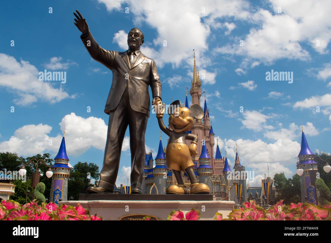 Orlando, Florida. 04 agosto 2020. Statua dei soci (Topolino e Walt Disney) nel Regno Magico (375) Foto Stock