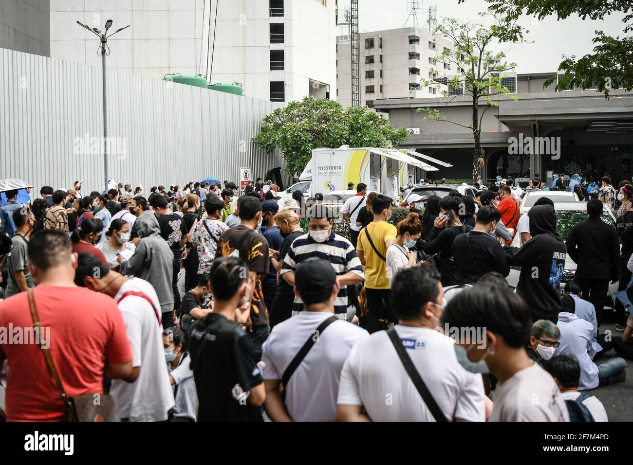 Le persone in fila per la verifica dei loro documenti durante un test drive con tampone fuori da un nightclub a Bangkok. Il Ministero della Sanità pubblica è disposto a raccomandare la chiusura di locali notturni nelle aree ad alto rischio di Bangkok, al fine di affrontare la variante inglese a diffusione rapida del coronavirus. Si ritiene che la variante britannica abbia svolto un ruolo significativo nella diffusione dell'ultimo gruppo di infezioni rilevato nei luoghi di intrattenimento della capitale. Foto Stock