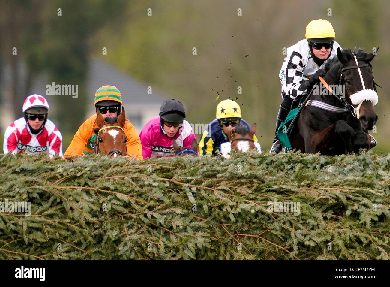 Cousin Pascal guidato da James King (a destra) libera un salto sul loro modo di vincere la caccia aperta dei cacciatori di Foxhunters di Rosa Paterson Randox durante il giorno di NHS di Liverpool del 2021 Randox Health Grand National Festival ad Aintree Racecourse, Liverpool. Data immagine: Giovedì 8 aprile 2021. Foto Stock