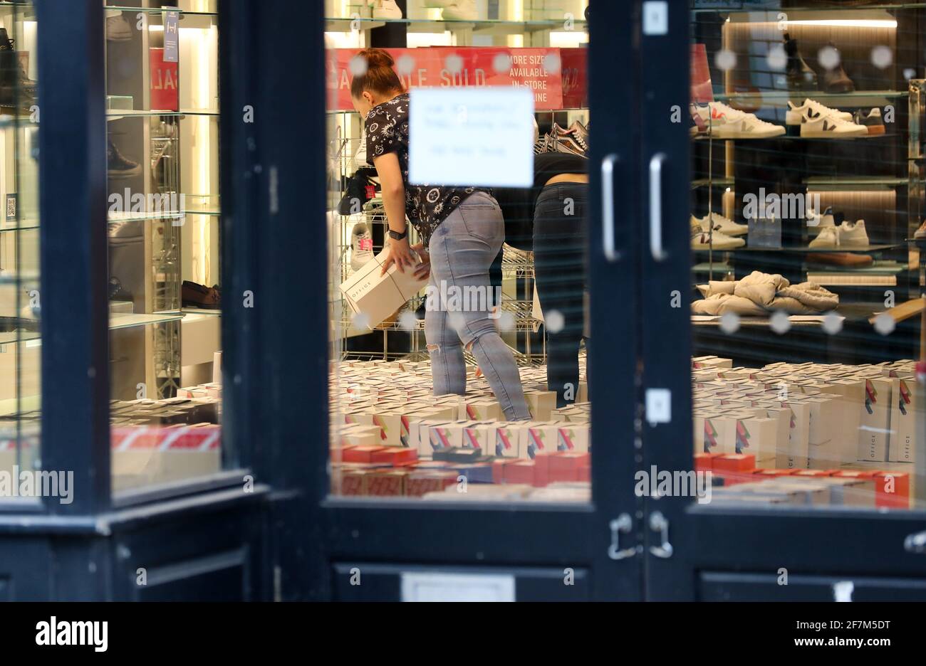 Londra, Regno Unito. 08 aprile 2021 il personale dell'Office Shoe Shop di Richmond, West London prova a trattare con montagne di stock come si preparano ad aprire quando le regole di Coronavirus lo consentono. Andrew Fosker / Alamy Live News Foto Stock